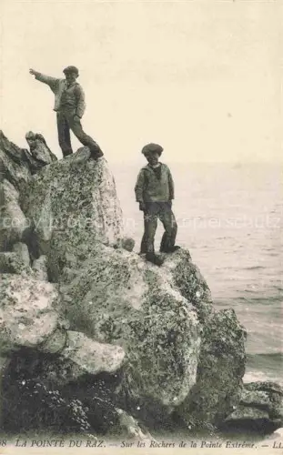 AK / Ansichtskarte La Pointe du Raz Plogoff 29 Finistere Pointe-Extrême Rochers Meer Klippen Maenner Kueste Atlantik