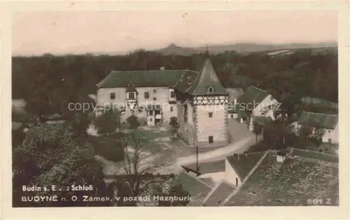 AK / Ansichtskarte Budyne nad Ohri Budin Eger Litomerice Leitmeritz CZ Zamek Schloss Haznburk Vogelperspektive Dorf Turm Fachwerk