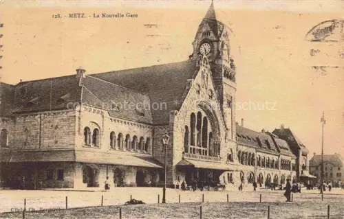 AK / Ansichtskarte METZ  57 Moselle La-Nouvelle-Gare Bahnhof Uhrenturm Rundbogen Fassade Passanten