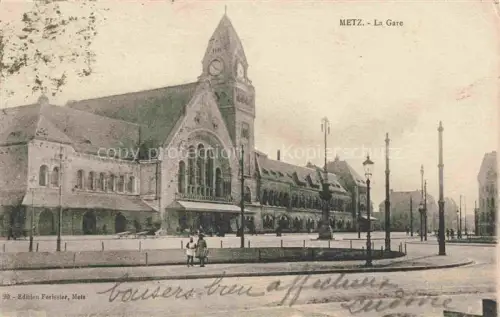 AK / Ansichtskarte METZ  57 Moselle Gare Bahnhof Uhrturm Laternen Platz Passanten Rue-d Enghien