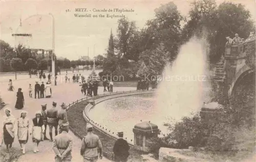 AK / Ansichtskarte METZ  57 Moselle Esplanade Cascade Fontaene Soldaten Passanten Park Bruecke Teich