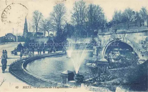 AK / Ansichtskarte METZ  57 Moselle Fontaine-de-l Esplanade Springbrunnen Park Passanten Kirche Baeume