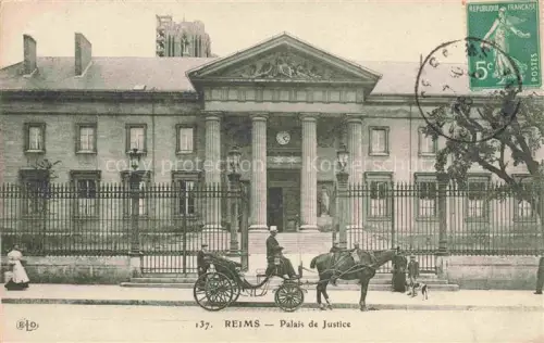 AK / Ansichtskarte REIMS 51 Marne Palais-de-Justice Pferdekutsche Saeulen Gitter Kathedrale Passanten