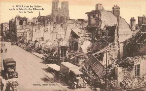 AK / Ansichtskarte REIMS 51 Marne Rue-de-Vesle Kriegsruinen Cathédrale Truemmer Militaerfahrzeuge Zerstoerung