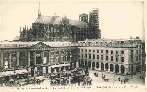 AK / Ansichtskarte REIMS 51 Marne Cathédrale Place-Royale Pferdekutschen Strassenbahn Arkaden Stadtplatz