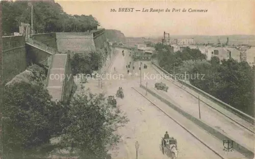 AK / Ansichtskarte BREST 29 Finistere Rampes-du-Port-de-Commerce Hafen Tramschienen Pferdekutschen Festungsmauer Treppen Schornsteine