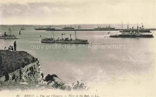 AK / Ansichtskarte BREST 29 Finistere Vue-sur-l Escadre Kriegsschiffe Geschwader Hafen Klippe Marine Lévy