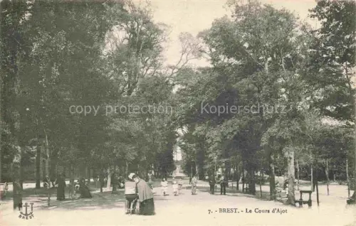AK / Ansichtskarte BREST 29 Finistere Cours-d Ajot Allee Baumreihe Spaziergaenger Kinder Kinderwagen Infanterie