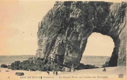 AK / Ansichtskarte Anse de Dinan Pointe de Dinan Crozon Chateaulin 29 Finistere Grande-Porte Grottes-des-Korrigans Felsenbogen Strand Kueste Meer Felsen Spaziergaenger