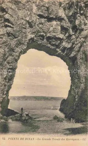AK / Ansichtskarte Pointe de Dinan Anse de Dinan Crozon Chateaulin 29 Finistere Grande-Trouée Grottes-des-Korrigans Felsenbogen Kueste Meer Felsen Spaziergaenger