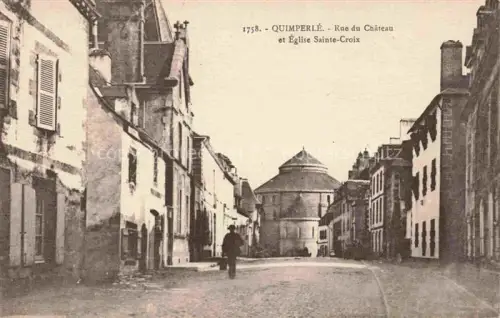 AK / Ansichtskarte Quimperle 29 Finistere Rue-du-Château Eglise-Sainte-Croix Gasse Kirchturm Passant Kopfsteinpflaster