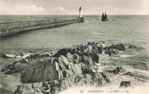 AK / Ansichtskarte Audierne QUIMPER 29 Finistere Môle Leuchtturm Hafendamm Segelboot Felsen Meer