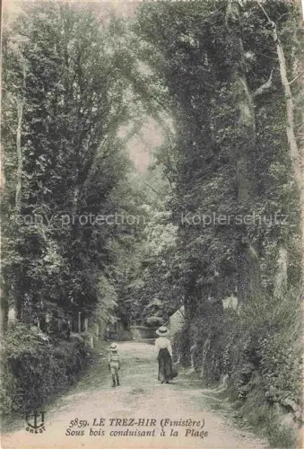 AK / Ansichtskarte Le Trez-Hir BREST 29 Finistere Waldweg Baeume Frau Kind Allée Strandweg