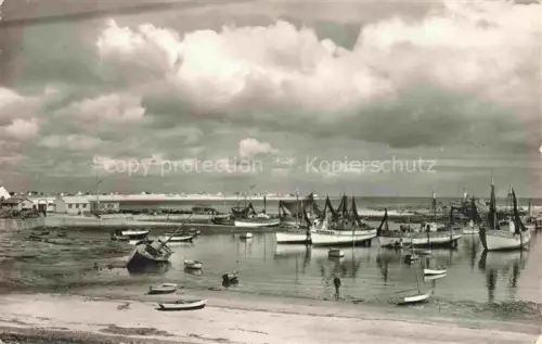 AK / Ansichtskarte Plobannalec-Lesconil Port Plage-des-Sables-Blancs Fischerboote Hafen Meer Wolken