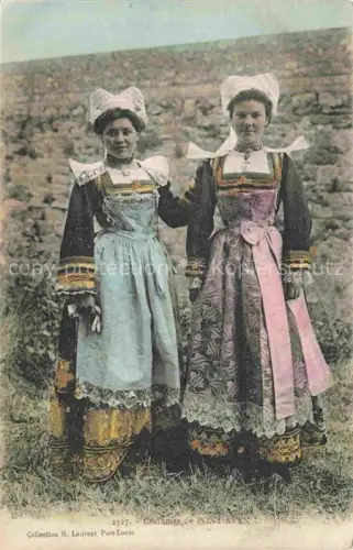 AK / Ansichtskarte Pont-Aven Quimper 29 Finistere Costumes Bretonische-Tracht Frauen Haube Schuerze Steinmauer