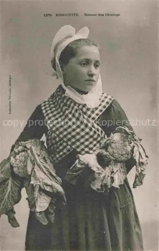 AK / Ansichtskarte ROSCOFF 29 Finistere Roscovite Retour-des-Champs Bretonische-Tracht Frau Haube Karfiol Gemuese
