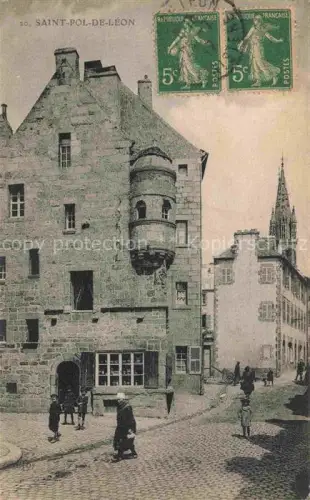 AK / Ansichtskarte Saint-Pol-de-Leon MORLAIX 29 Finistere Mittelalterliches-Gebaeude Erkerturm Strassenszene Kirchturm Passanten Pflastersteine