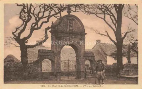 AK / Ansichtskarte Menez-Hom Plomodiern Chateaulin 29 Finistere Arc-de-Triomphe Kirchenportal Torbogen Baeume Mann Steinmauer Bretagne