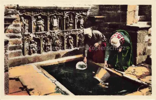 AK / Ansichtskarte Landivisiau MORLAIX 29 Finistere Fontaine-de-St-Thivisiau Brunnen Gotik Relief Skulpturen Frauen Tracht Wasser