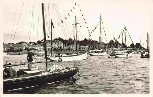 AK / Ansichtskarte Benodet Quimper 29 Finistere Régates Segelboote Hafen Wimpel Kirche Haeuser