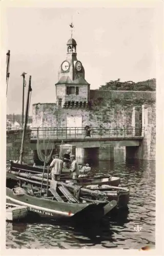 AK / Ansichtskarte CONCARNEAU Quimper 29 Finistere Beffroi Ville-close Stadttor Uhrturm Fischerboote Hafen Bruecke Fischer