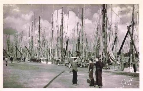 AK / Ansichtskarte CONCARNEAU Quimper 29 Finistere Thoniers Foret-de-mats Fischerboote Hafen Masten Thunfischfaenger Passanten