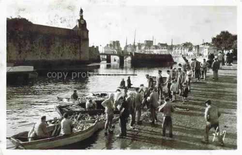 AK / Ansichtskarte CONCARNEAU Quimper 29 Finistere Débarquement-des-thons Hafen Fischerboote Thunfisch Fischer Stadtmauer Uhrturm Kai