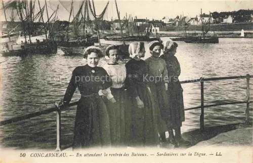 AK / Ansichtskarte CONCARNEAU Quimper 29 Finistere Sardinières Digue Hafen Fischerboote Tracht Bretonische-Frauen Warten Segelboote