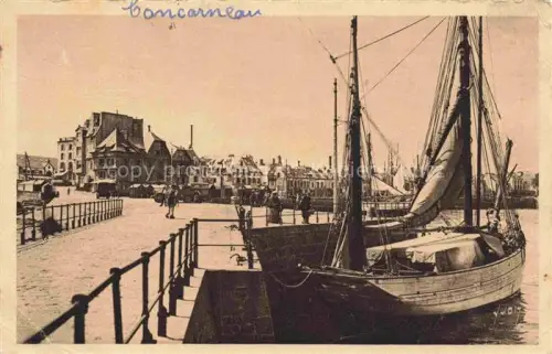 AK / Ansichtskarte CONCARNEAU Quimper 29 Finistere Thonnier-à-quai Segelboot Fischerboot Hafen Kai Passanten Gebaeude Kopfsteinpflaster