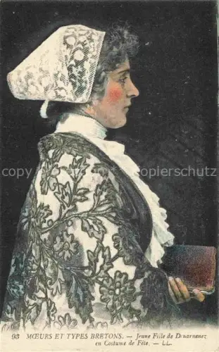 AK / Ansichtskarte Douarnenez QUIMPER 29 Finistere Tracht Frau Festtagskleidung Kopfschmuck Spitze Bretonin Portrait Buch