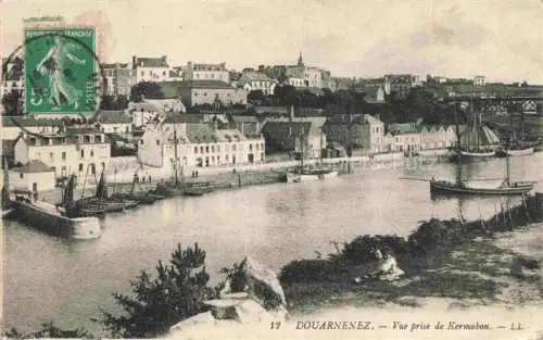 AK / Ansichtskarte Douarnenez QUIMPER 29 Finistere Kermabon Hafen Fischerboote Stadtansicht Quai Haeuser Huegel Wasser