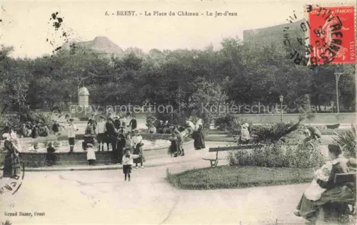 AK / Ansichtskarte BREST 29 Finistere Place-du-Château Jet-d eau Brunnen Park Passanten Kinder Baenke Baeume Denkmal