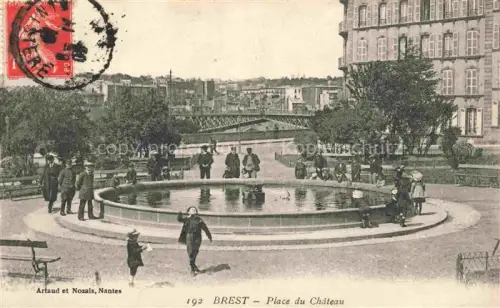 AK / Ansichtskarte BREST 29 Finistere Place-du-Château Brunnen Park Kinder Passanten Baeume Bruecke