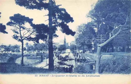 AK / Ansichtskarte BREST 29 Finistere Quartier-St-Martin Fortifications Promenade Baeume Passanten Kirche Stadtansicht