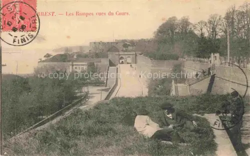 AK / Ansichtskarte BREST 29 Finistere Rampes Cours Festungstor Festungswall Promenade Spaziergaenger Treppen