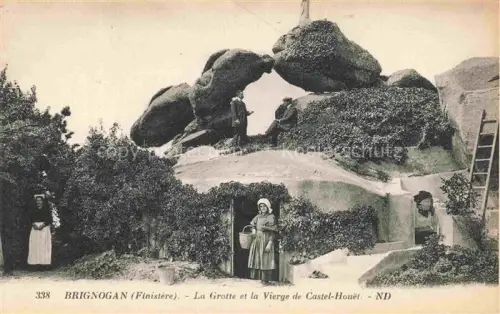 AK / Ansichtskarte Brignogan BREST 29 Finistere Grotte Vierge-de-Castel-Houët Felsen Grotte Tracht Bretonin Heiligenfigur Kletterpflanzen