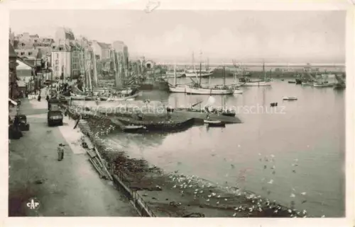 AK / Ansichtskarte Douarnenez QUIMPER 29 Finistere Vue-du-Port Hafen Fischerboote Segelboote Quai Moewen Stadtansicht