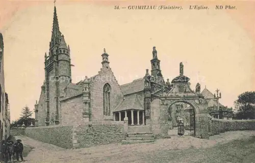 AK / Ansichtskarte Guimiliau Guimillau Morlaix 29 Finistere Kirche Kirchturm Enclos-paroissial Triumphbogen Kalvarienberg Bretagne Passanten