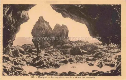 AK / Ansichtskarte Morgat Chateaulin 29 Finistere Aiguilles Grotte-des-Normands Felsen Mann Kueste Meer Hoehle