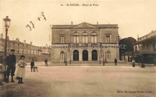 AK / Ansichtskarte SAINT-DIZIER 52 Haute-Marne Hôtel-de-Ville Rathaus Platz Laternen Passanten Hund Kind