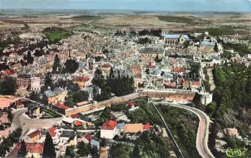 AK / Ansichtskarte LANGRES 52 Haute-Marne Vue-panoramique-aérienne Remparts Stadtmauer Kathedrale Altstadt Felder Luftbild