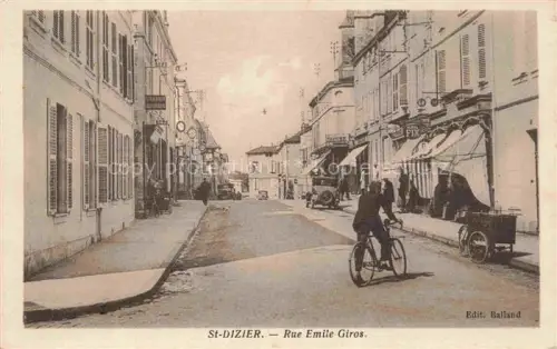 AK / Ansichtskarte SAINT-DIZIER 52 Haute-Marne Rue-Emile-Giros Fahrrad Automobil Geschaefte Strassenszene Passanten