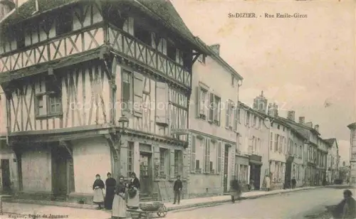 AK / Ansichtskarte SAINT-DIZIER 52 Haute-Marne Rue-Emile-Giros Fachwerkhaus Passanten Strassenlaterne Fussgaenger Altstadt