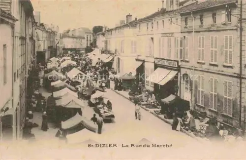 AK / Ansichtskarte SAINT-DIZIER 52 Haute-Marne Rue-du-Marché Marktszene Marktstaende Haendler Passanten Comptoir-Français Vogelperspektive