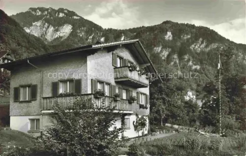 AK / Ansichtskarte Vitznau Witznau Vierwaldstaettersee LU Ferienhaus Baechli Vierwaldstaettersee Berge Balkon Garten Schweizer-Fahne