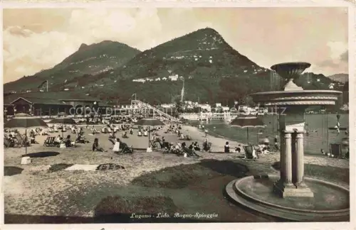 AK / Ansichtskarte LUGANO Lago di Lugano TI Lido Bagno-Spiaggia Strand Liegestuehle Brunnen-Vase Berg Badeanstalt Rutschbahn Seeufer