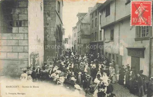 AK / Ansichtskarte Marcigny Charolles 71 Saone-et-Loire Sortie-de-Messe Kirchgang Menschenmenge Coiffeur Strassenszene Kirchturm