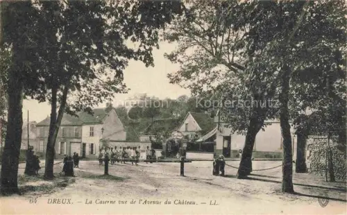 AK / Ansichtskarte DREUX 28 Eure-et-Loir Caserne Avenue-du-Chateau Baeume Schloss Militaer Strasse Soldaten