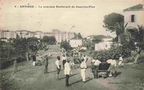 AK / Ansichtskarte ANTIBES 06 Alpes Maritimes Boulevard-de-Juan-les-Pins Strassenbau Arbeiter Kakteen Baeume Gebaeude