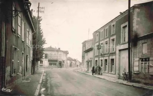 AK / Ansichtskarte Eclaron-Braucourt-Sainte-Liviere 52 Haute-Marne Strassenszene Haeuser Passanten Stromleitungen Fahrrad Geschaeft